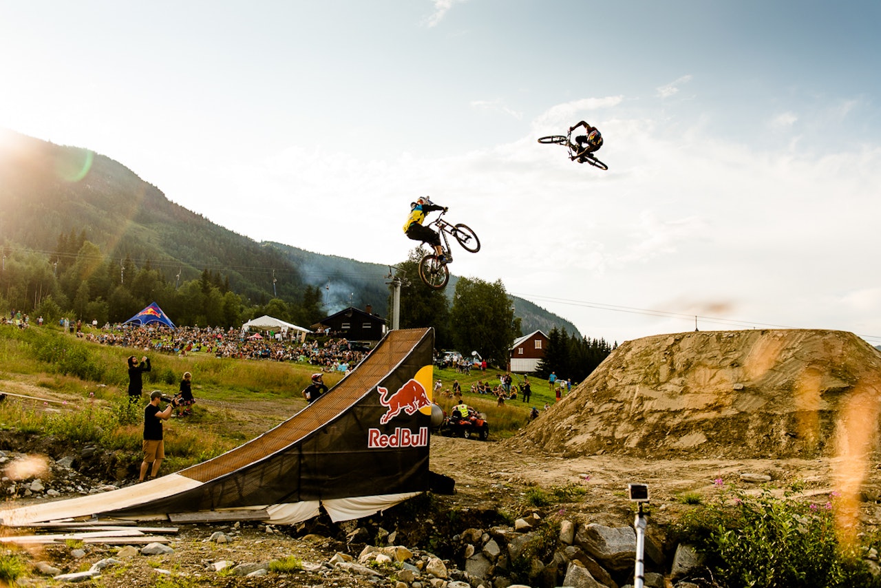 B-RAGE: Brage Vestavik har ikke muligheten til å ta turen i år, her er han avbildet bak freeridelegenden Andreu Lacondeguy. B-RAGE: Brage Vestavik har ikke muligheten til å ta turen i år, her er han avbildet bak freeridelegenden Andreu Lacondeguy.