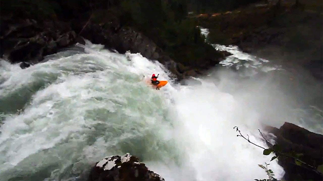 LEKESTOVE: Der de fleste padlere hakker tenner og blir svett på panna koser Bomb-Flow gutta seg som om det var pizzakveld med familien. Her er Evan Garcia i dobbeldroppet i Teigdalselva. LEKESTOVE: Der de fleste padlere hakker tenner og blir svett på panna koser Bomb-Flow gutta seg som om det var pizzakveld med familien. Her er Evan Garcia i dobbeldroppet i Teigdalselva.