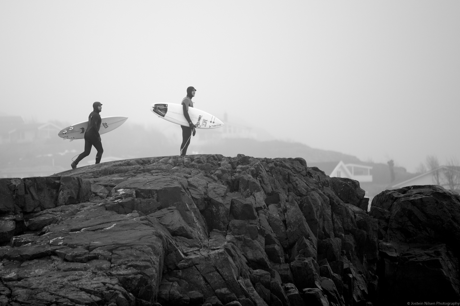 AUSSIER ER OGSÅ VIKINGER: Seamus Fox og Phil Pope skaffer seg oversikt på et av Saltsteins aller høyeste svaberg og diskuterer dagens forhold –at det er litt mindre enn forventet og at innside-høyren ikke funker. Foto: Jostein Nilsen