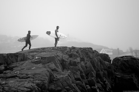 AUSSIER ER OGSÅ VIKINGER: Seamus Fox og Phil Pope skaffer seg oversikt på et av Saltsteins aller høyeste svaberg og diskuterer dagens forhold –at det er litt mindre enn forventet og at innside-høyren ikke funker. Foto: Jostein Nilsen AUSSIER ER OGSÅ VIKINGER: Seamus Fox og Phil Pope skaffer seg oversikt på et av Saltsteins aller høyeste svaberg og diskuterer dagens forhold –at det er litt mindre enn forventet og at innside-høyren ikke funker. Foto: Jostein Nilsen