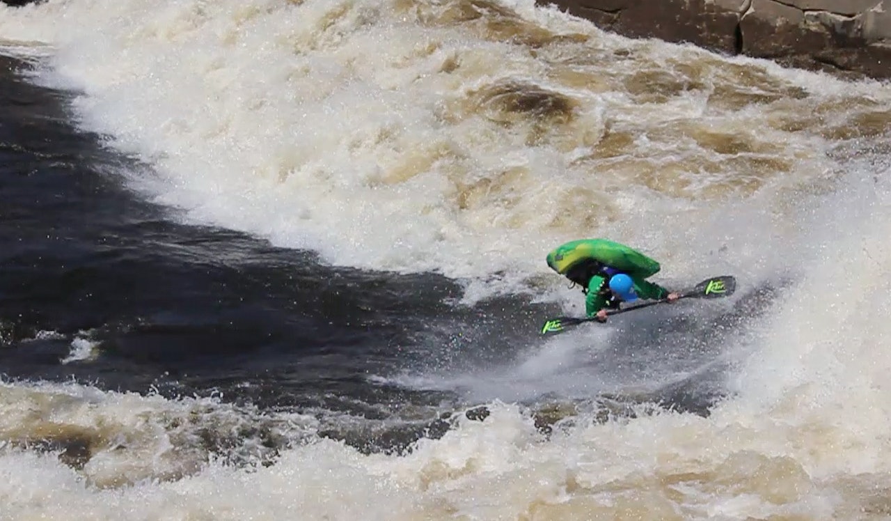 STORT: Enorme elver med rekordstor vannføring gir gigantbølger, som igjen åpner for svære triks. Her er Mariann i aksjon i Ottawa. STORT: Enorme elver med rekordstor vannføring gir gigantbølger, som igjen åpner for svære triks. Her er Mariann i aksjon i Ottawa.