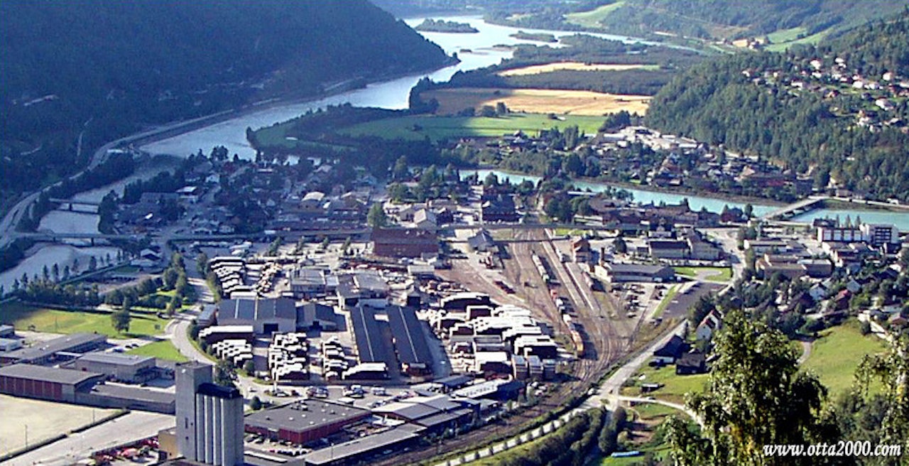 OTTA: Elvene Gudbrandsdalslågen og Ottaelva (til høyre) møtes i Otta sentrum. Hvis planene for utbygging vedtas vil elva til høyre nesten forsvinne. Foto Otta kommune OTTA: Elvene Gudbrandsdalslågen og Ottaelva (til høyre) møtes i Otta sentrum. Hvis planene for utbygging vedtas vil elva til høyre nesten forsvinne. Foto Otta kommune