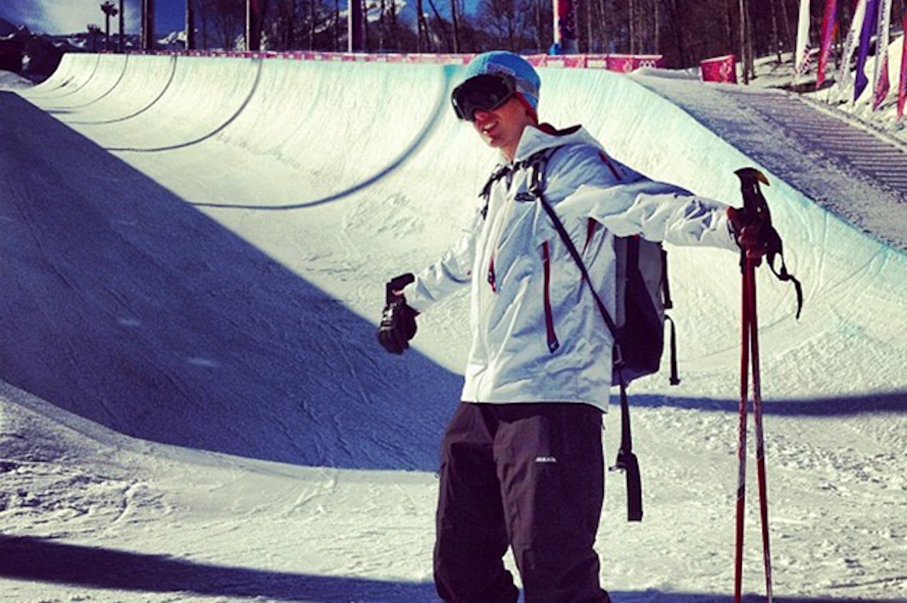 PÅ PLASS I OL-BYEN: Jon Anders Lindstad er på plass i Sotsji og tirsdag kjører han halfpipekonkurransen. Foto: Christopher Frankum PÅ PLASS I OL-BYEN: Jon Anders Lindstad er på plass i Sotsji og tirsdag kjører han halfpipekonkurransen. Foto: Christopher Frankum