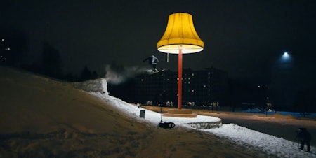 STORT: Mulig den største lampa du har sett, den er med i filmen! Foto: Screengrab fra filmen.