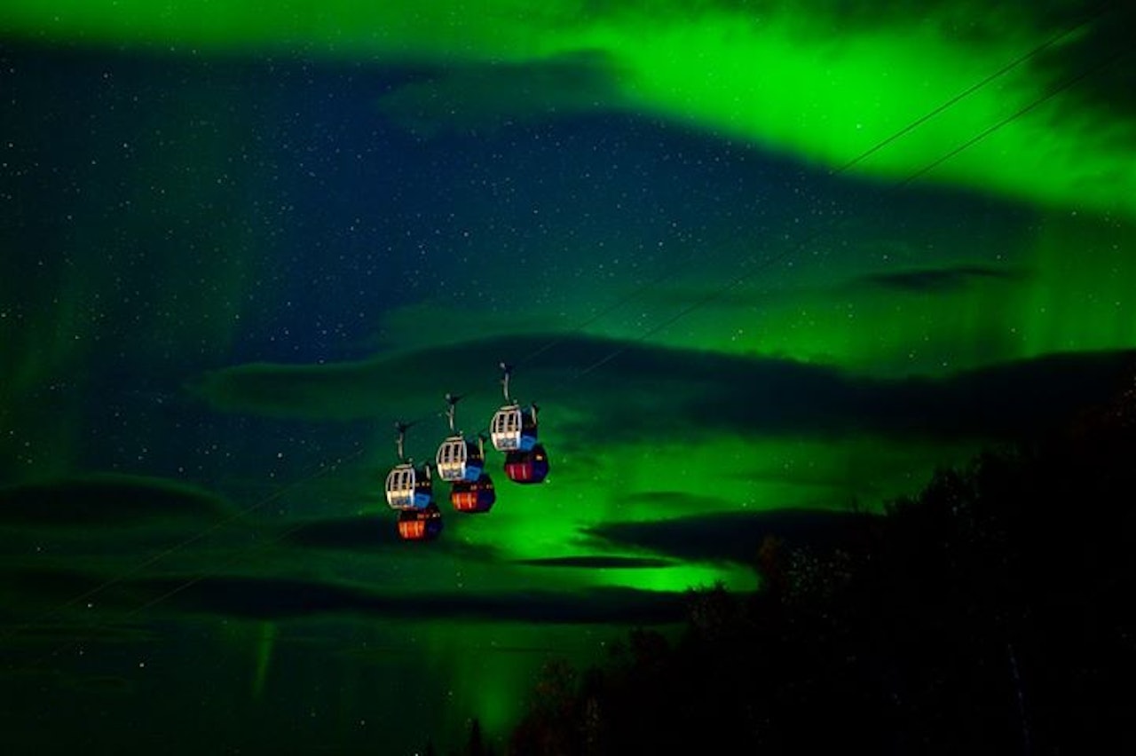 TYPISK NARVIK: Gondol og nordlys er klassiske ingredienser i et bilde fra Narvik. Foto: Jan Arne Pettersen 