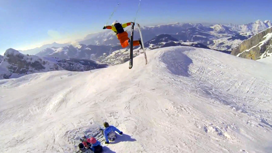 KOMPIS AZIZ: Candide fanga kameraten Aziz Benkrich med kameraet. I tillegg til sin egen ville skikjøring.