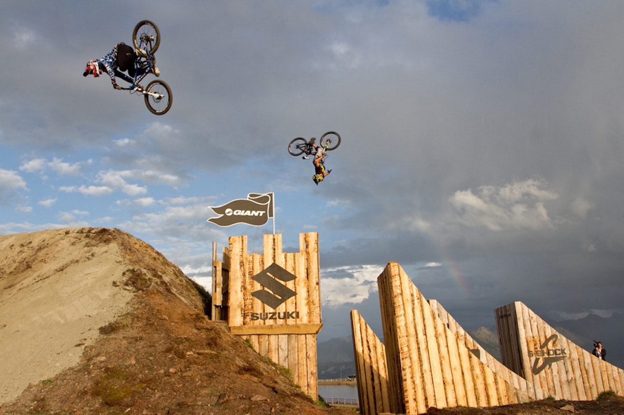 SPEKTAKULÆRT: Det står ikke på hopp og omgivelser under Nine Knights i Østerrike denne uka. Her flyr Kurt Sorge og Andi Wittman. Foto: Flo Bright SPEKTAKULÆRT: Det står ikke på hopp og omgivelser under Nine Knights i Østerrike denne uka. Her flyr Kurt Sorge og Andi Wittman. Foto: Flo Bright