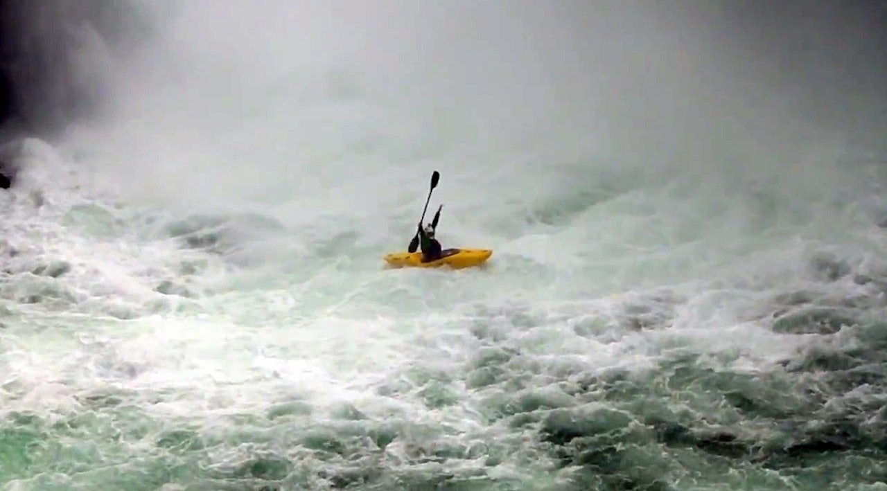 STORT: For utlendingene handler ofte elvepadling i Norge om å gå større enn vanlig. Her er Evan Garcia nettopp ferdig med Flemming´s drop i Rauma. STORT: For utlendingene handler ofte elvepadling i Norge om å gå større enn vanlig. Her er Evan Garcia nettopp ferdig med Flemming´s drop i Rauma.