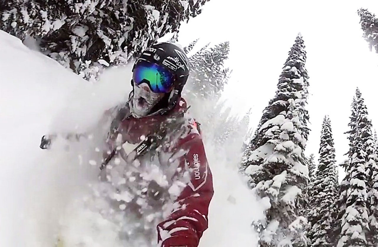 GÅR I DYBDEN: Salomon Freeski TV kjører pudder, snakker, gjør underroterte frontflips, kjører pudder og snakker litt mer. GÅR I DYBDEN: Salomon Freeski TV kjører pudder, snakker, gjør underroterte frontflips, kjører pudder og snakker litt mer.
