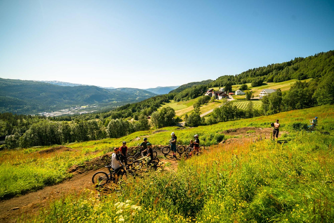 FLOTT: Med en maskinbygd og noen fler håndbygde stier rett utenfor døra har Alexander fint lite å klage på. Foto: Mads Oliver. FLOTT: Med en maskinbygd og noen fler håndbygde stier rett utenfor døra har Alexander fint lite å klage på. Foto: Mads Oliver.