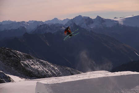NORGES BESTE: Andreas Håtveit er tidenes beste norske jibber. Her flyr han over østerrikske fjell i Hintertux på samling med twintiplandslaget. Foto: Christopher Frankum NORGES BESTE: Andreas Håtveit er tidenes beste norske jibber. Her flyr han over østerrikske fjell i Hintertux på samling med twintiplandslaget. Foto: Christopher Frankum