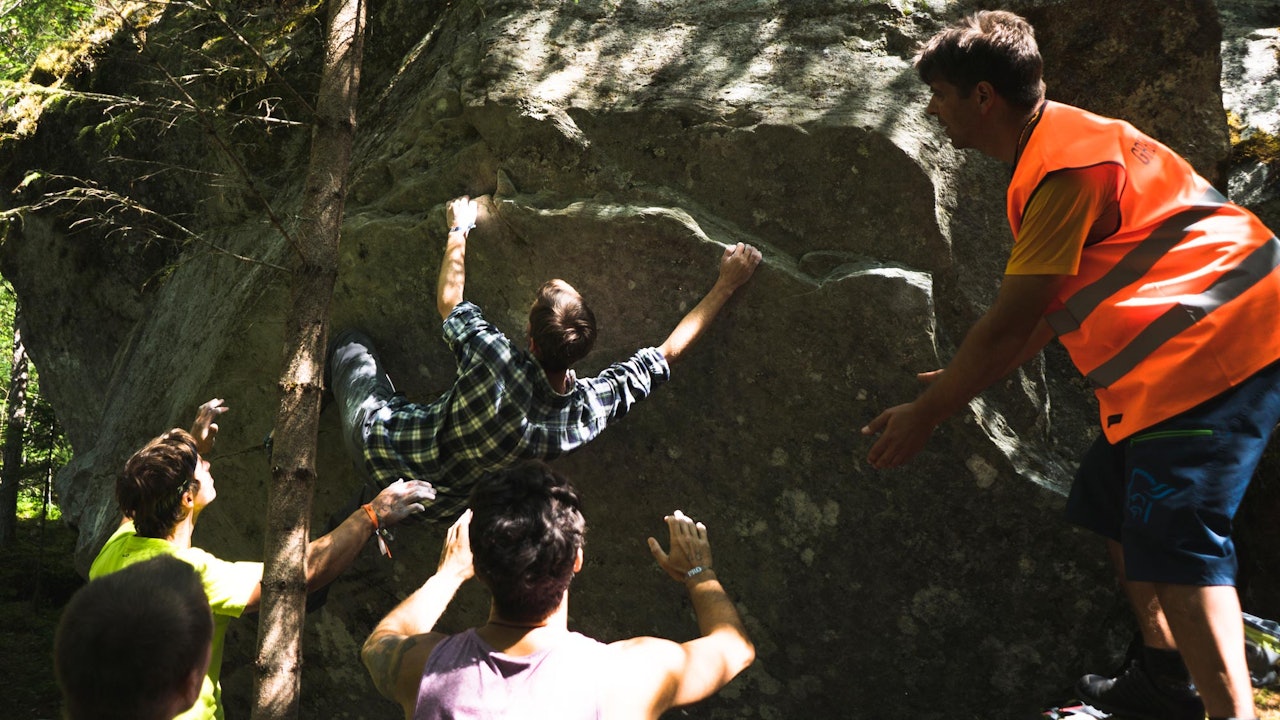 HARDT: Anker Stubberud jobber hardt for å få flest mulig ruter før dagen er omme. Foto: Henrik Ulleland HARDT: Anker Stubberud jobber hardt for å få flest mulig ruter før dagen er omme. Foto: Henrik Ulleland