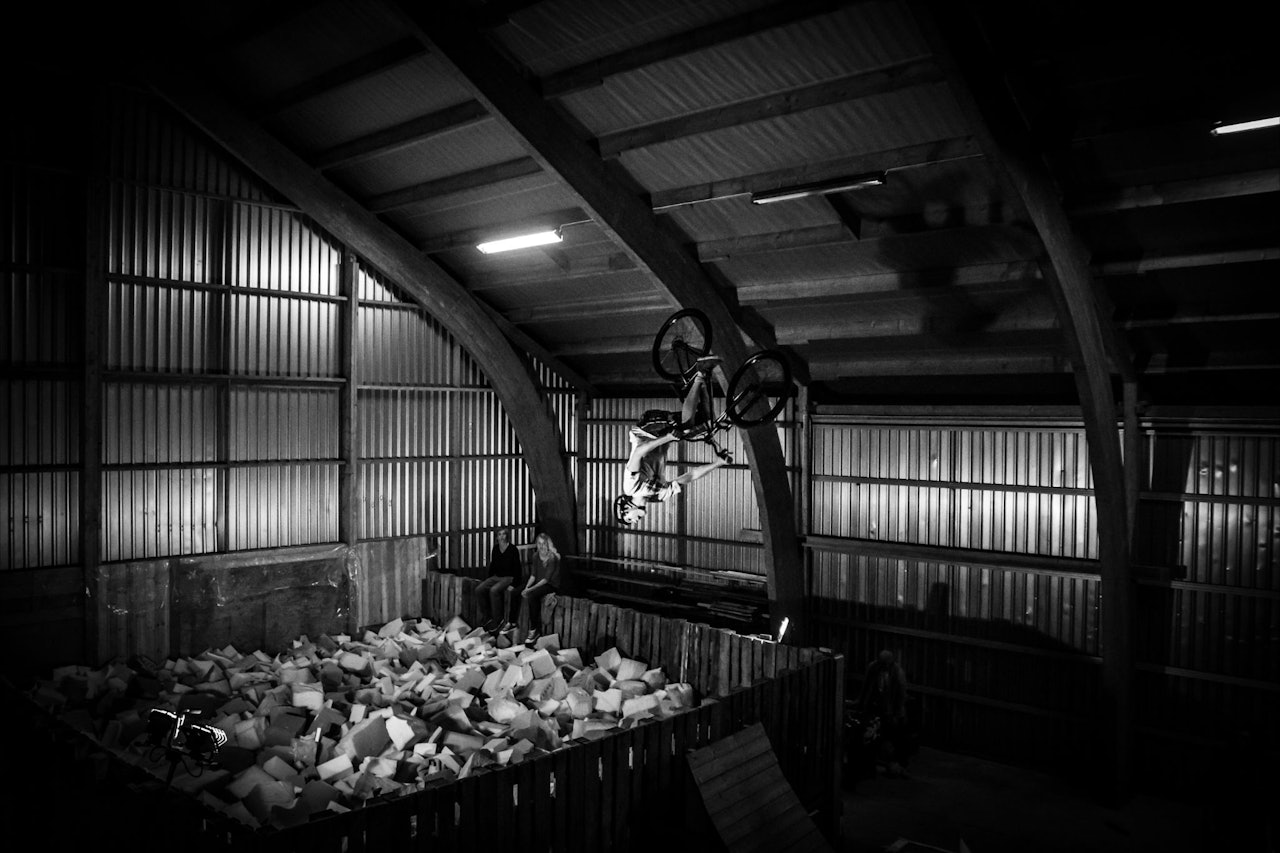 SYKKELFLIP: Det flippes allerede for harde livet i foampiten på Ås! Foto: Brede Kjølhamar SYKKELFLIP: Det flippes allerede for harde livet i foampiten på Ås! Foto: Brede Kjølhamar