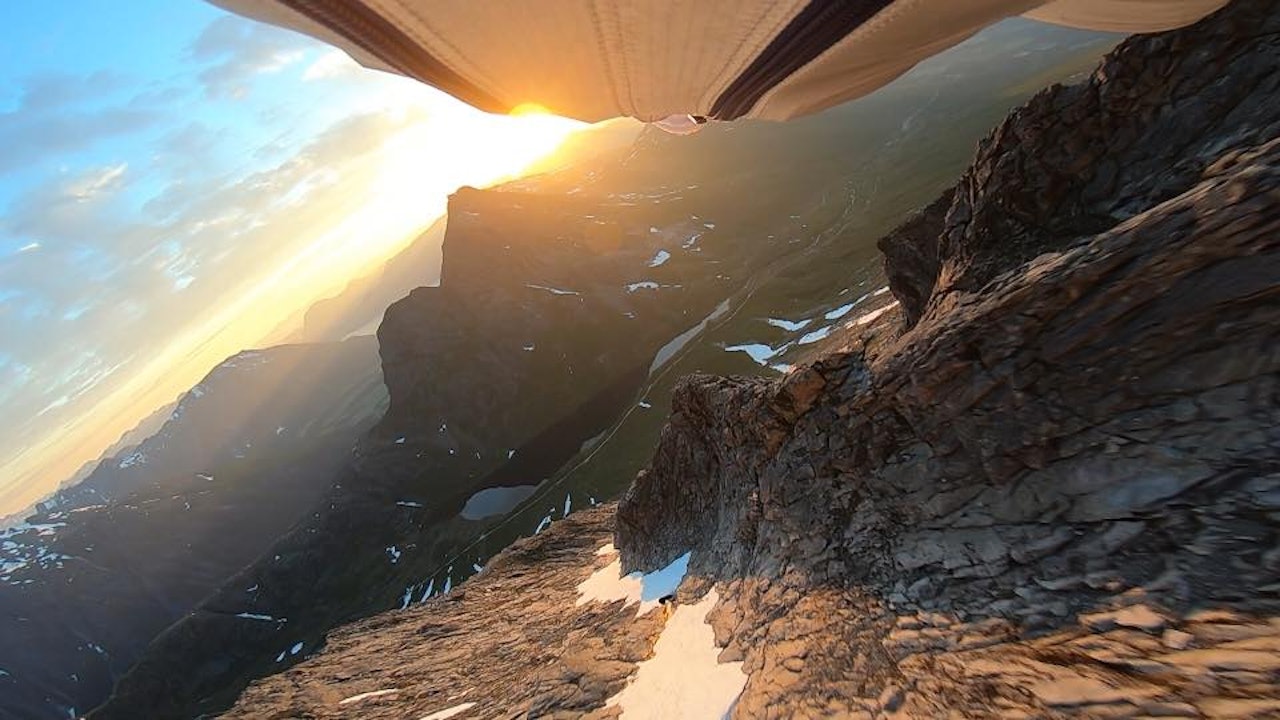 HØYDEPUNKT: Tom Erik Heimen på vei ned fra Store Vengetind, da han i helgen gjorde unna alle sju Fjellkonge-toppene i Romsdal på under 23 timer. Foto: Tom Erik Heimen HØYDEPUNKT: Tom Erik Heimen på vei ned fra Store Vengetind, da han i helgen gjorde unna alle sju Fjellkonge-toppene i Romsdal på under 23 timer. Foto: Tom Erik Heimen