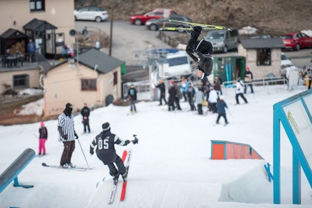 INSTAGRAMKONGEN: Med kreativ skikjøring på kjempehøyt nivå og en god del andre tøffe stunts har Benjamin Forthun blitt en av Ski-Norges råeste instagrampersonligheter. Foto: Rachel Bock INSTAGRAMKONGEN: Med kreativ skikjøring på kjempehøyt nivå og en god del andre tøffe stunts har Benjamin Forthun blitt en av Ski-Norges råeste instagrampersonligheter. Foto: Rachel Bock