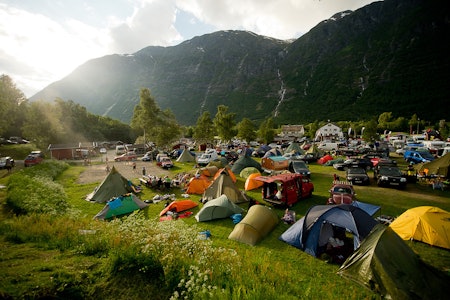 NYTT LIV: I 2022 blir det Strynefestivalen igjen, og folk er tydelig gira. Foto: Vegard Breie Telt på Strynefestivalen.