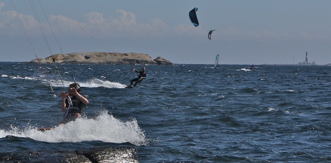 KITEFEST: Mange kites og et eldgammelt fyr. Den beste kiteren rundt Færder fyr blir historiens første norgesmester i grenen, som er klar for OL i 2016. Foto: Odd Roar Lange/ kortreist.no KITEFEST: Mange kites og et eldgammelt fyr. Den beste kiteren rundt Færder fyr blir historiens første norgesmester i grenen, som er klar for OL i 2016. Foto: Odd Roar Lange/ kortreist.no