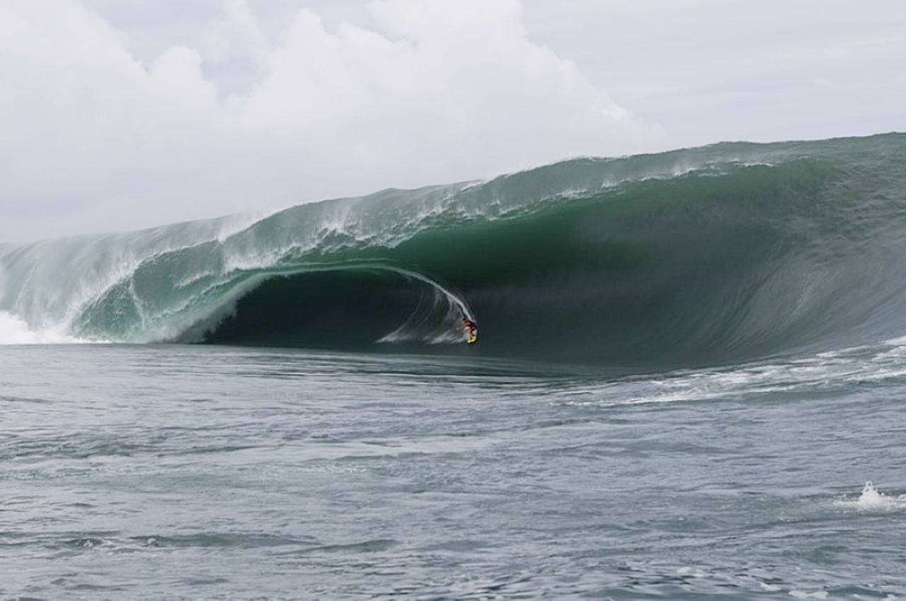 OH LORD: Ikke lenge etter denne bølgen ble Bruce Irons vasket så grønn****** at han kom opp igjen til overflaten helt uten klær. Bilde: ASP OH LORD: Ikke lenge etter denne bølgen ble Bruce Irons vasket så grønn****** at han kom opp igjen til overflaten helt uten klær. Bilde: ASP
