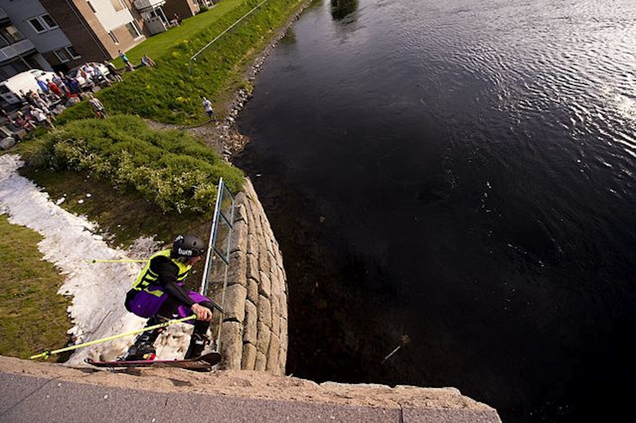 SOMMERSKI: Anders Backe har vannhopp hjemme, og her driver han på en sommerlig wallride, som også har landing i vannet. Foto: Vegard Breie SOMMERSKI: Anders Backe har vannhopp hjemme, og her driver han på en sommerlig wallride, som også har landing i vannet. Foto: Vegard Breie