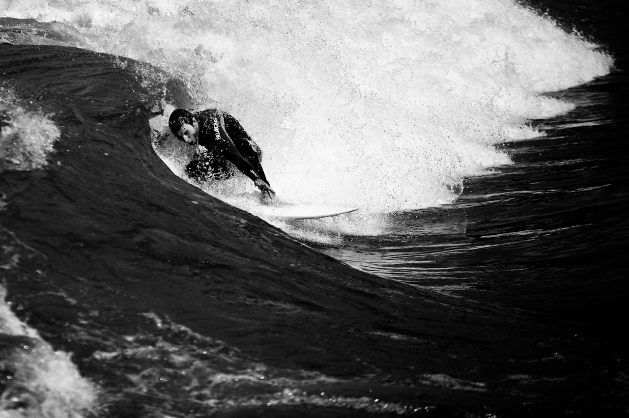 BRUN TUBE: Phil Pope lirker seg inn i den brune tuben på den stående elvebølgen. Foto: Christian Nerdrum BRUN TUBE: Phil Pope lirker seg inn i den brune tuben på den stående elvebølgen. Foto: Christian Nerdrum