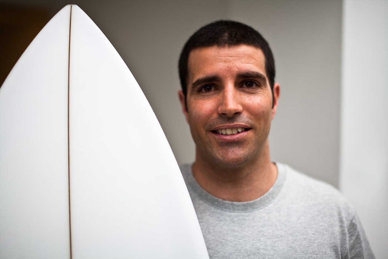 SEAMUS FOX: Hvis du synes denne karen ser hyggelig ut, så kan du vurdere å la ham og surfkollega Phil Pope vise deg nye kunster i bølgene på Hoddevik. Foto: Christian Nerdrum SEAMUS FOX: Hvis du synes denne karen ser hyggelig ut, så kan du vurdere å la ham og surfkollega Phil Pope vise deg nye kunster i bølgene på Hoddevik. Foto: Christian Nerdrum