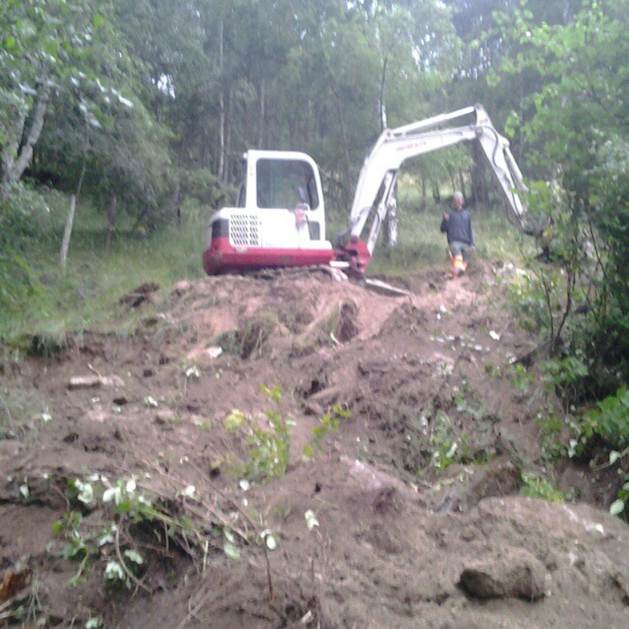 MASKINBYGD: Hans Petter Bakke har selvsagt gravd doseringer med gravemaskin hjemme på Ponderosa! Foto: Hans Petter Bakke MASKINBYGD: Hans Petter Bakke har selvsagt gravd doseringer med gravemaskin hjemme på Ponderosa! Foto: Hans Petter Bakke