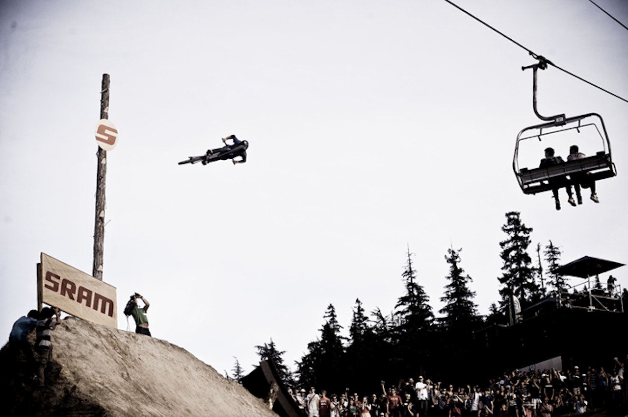SPEKTAKULÆRT: Slopestylekonkurransen under Crankworx er tøffe greier. Fra helga kan du se alt live på nett. Foto: Blake Jorgenson SPEKTAKULÆRT: Slopestylekonkurransen under Crankworx er tøffe greier. Fra helga kan du se alt live på nett. Foto: Blake Jorgenson