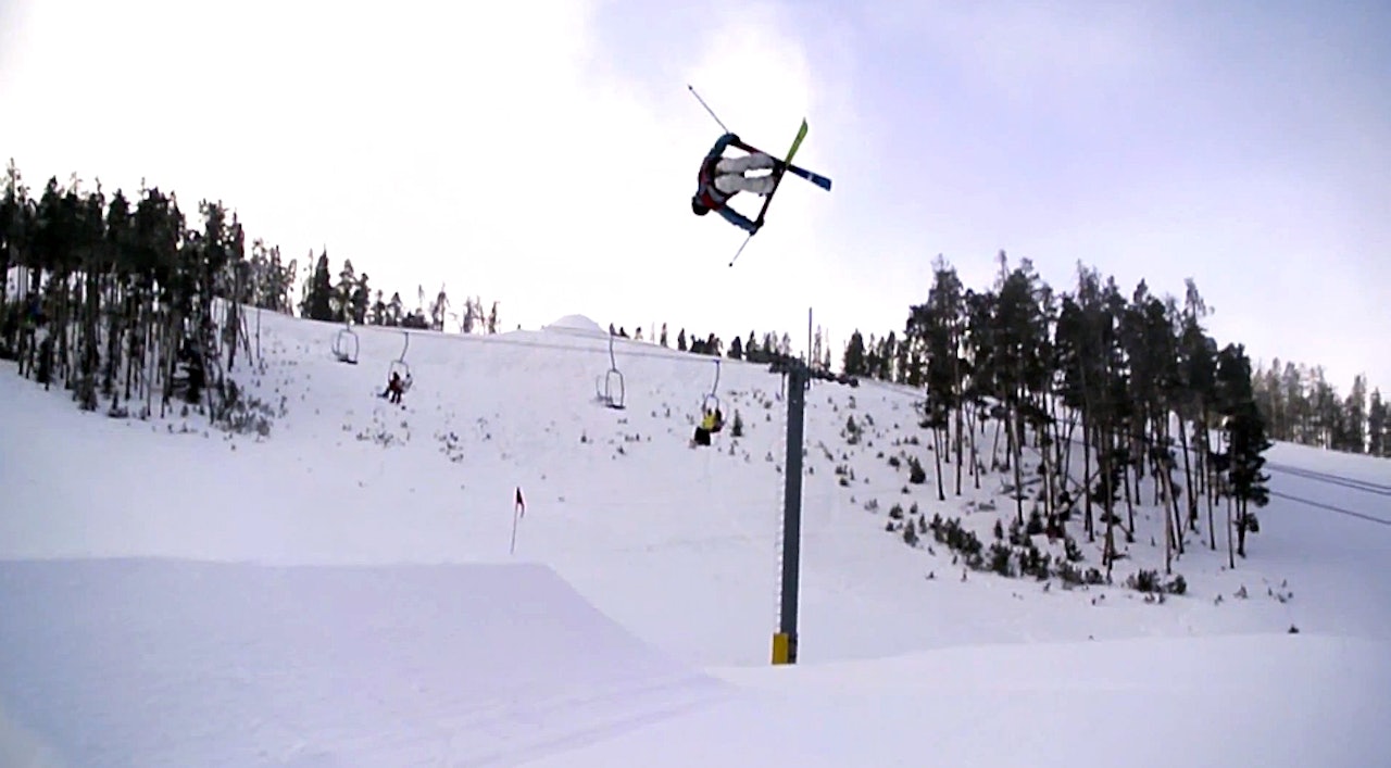 LATTERLIG GOD: Gummigutten Jesper Tjäder er rett og slett latterlig god både på urbans og hopp. Her gjør han en cork 900 dobbeltail like lett som du og jeg drikker et glass vann. LATTERLIG GOD: Gummigutten Jesper Tjäder er rett og slett latterlig god både på urbans og hopp. Her gjør han en cork 900 dobbeltail like lett som du og jeg drikker et glass vann.
