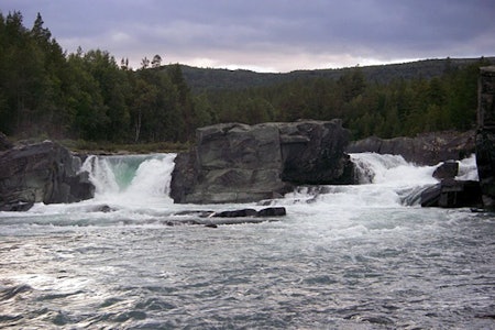 ULYKKESSTEDET: Dette bildet viser det første markerte fossen på Ridderspranget-strekningen i Sjoa, hvor ulykken skal ha skjedd. ULYKKESSTEDET: Dette bildet viser det første markerte fossen på Ridderspranget-strekningen i Sjoa, hvor ulykken skal ha skjedd.