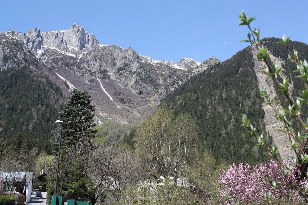 BREVENT: Ulykken skjedde i området til venstre i bildet, etter at basehopperen hadde hoppet fra stupene like ved toppstasjonen på Brevent. BREVENT: Ulykken skjedde i området til venstre i bildet, etter at basehopperen hadde hoppet fra stupene like ved toppstasjonen på Brevent.