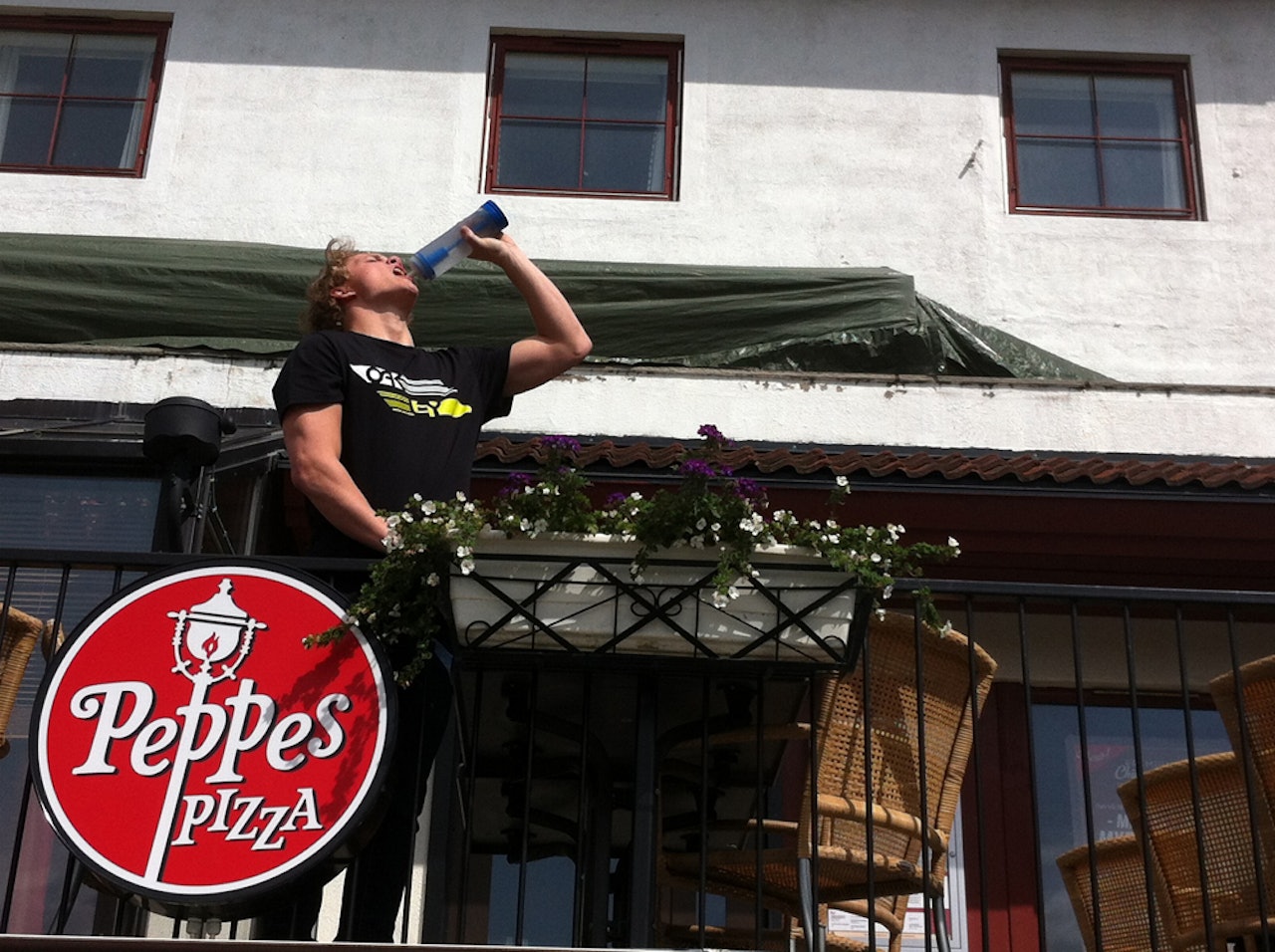 EROTISK: Espen drikker vann fra ei flaske med spennende form, foran sin gamle arbeidsgiver som mente han burde skjerpe seg. Telefoto: Tore Meirik EROTISK: Espen drikker vann fra ei flaske med spennende form, foran sin gamle arbeidsgiver som mente han burde skjerpe seg. Telefoto: Tore Meirik