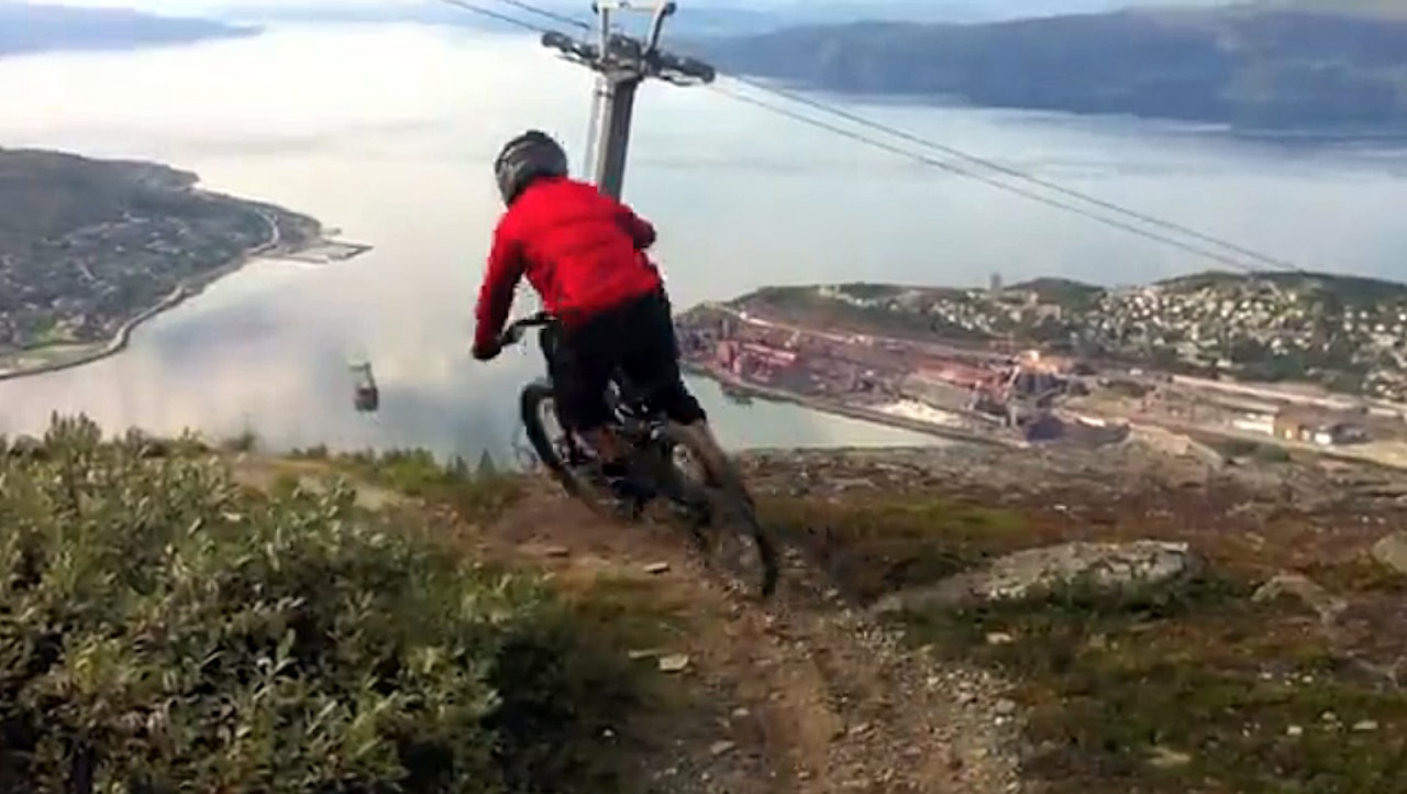 NY LØYPE: Mikael af Ekenstam tester sin nye sykkelløype i Narvik.