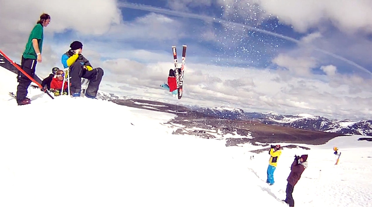 FLINK FYR: Jesper bryter seg på flips med langvarige grabber på Juvassbreen.