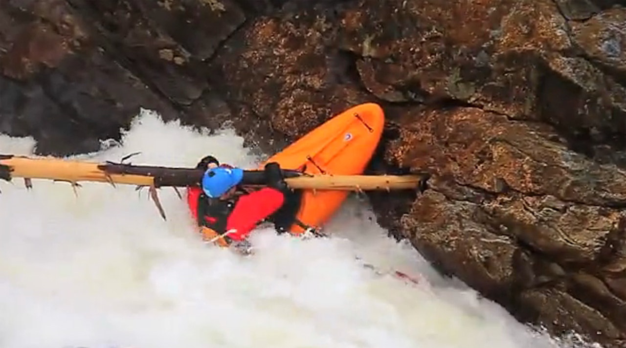 TRETRØBBEL: Fossemanenn kom seg heldigvis ut av denne situasjonen uten for mye styr. TRETRØBBEL: Fossemanenn kom seg heldigvis ut av denne situasjonen uten for mye styr.