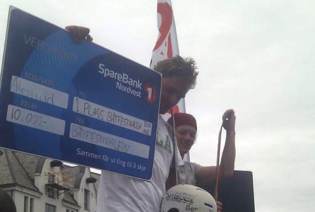 SLÅ DEN: Vinjar Slåtten klinka til, som han gjorde under konkurransen på Veko, og stakk av med heder, ære og 10.000 kroner. Foto: Klaus Finne SLÅ DEN: Vinjar Slåtten klinka til, som han gjorde under konkurransen på Veko, og stakk av med heder, ære og 10.000 kroner. Foto: Klaus Finne