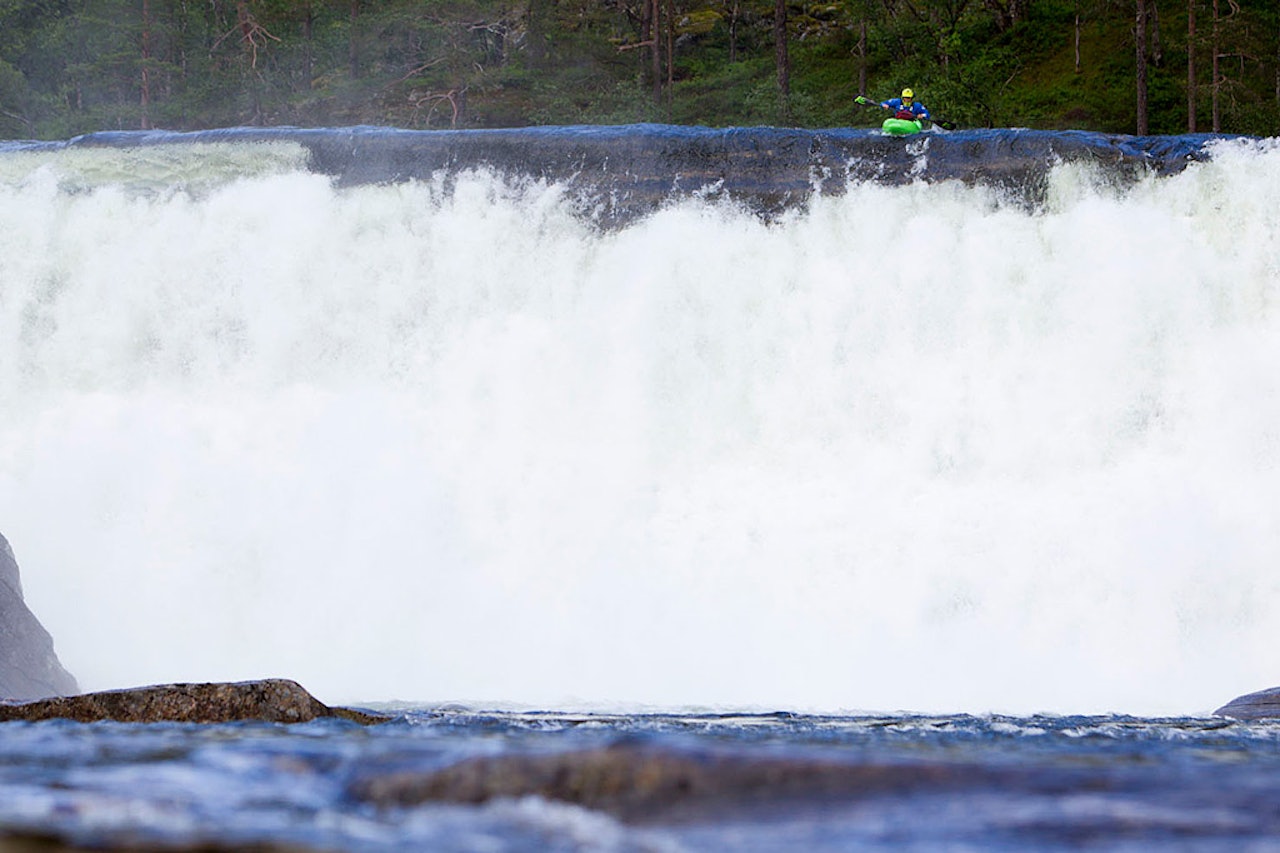 HEFTIG: Gjengen jakter de heftigste opplevelsene kajakken kan gi dem fra Bergen til Åndalsnes. Foto: Olaf Obsommer. HEFTIG: Gjengen jakter de heftigste opplevelsene kajakken kan gi dem fra Bergen til Åndalsnes. Foto: Olaf Obsommer.