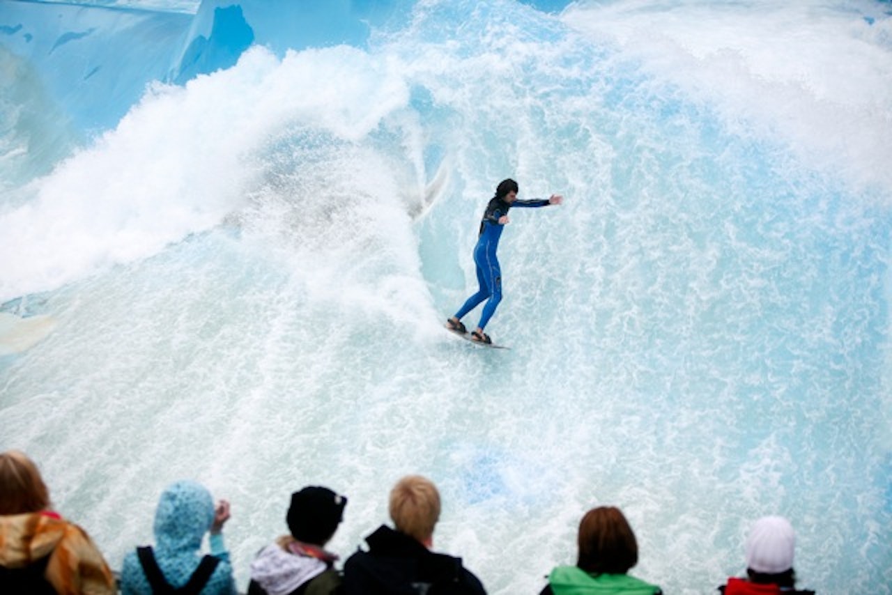 FLOW RIDER: Lokale Tor Kleppen surfer bølga i Bø som få andre. FLOW RIDER: Lokale Tor Kleppen surfer bølga i Bø som få andre.
