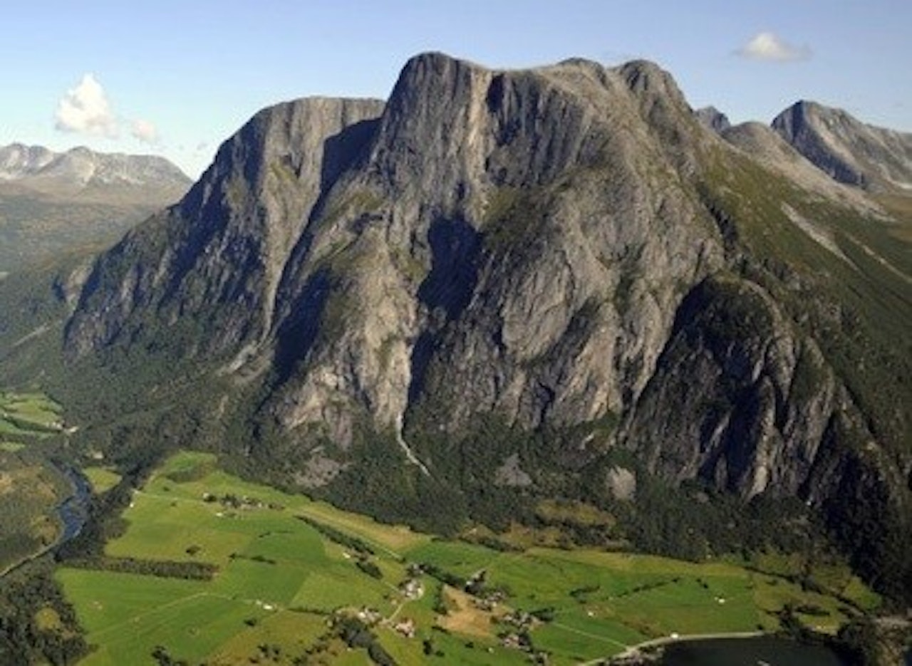 GOKSØYRA: Det var her på Norskeruta på Goksøyra at klatrerne såvidt unngikk å bli truffet av steiner som kom flygende fra toppen. Foto: Norsk Klatring.