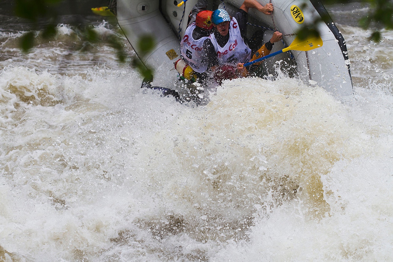 FLIP: Mye vann og store bølger og valser gjør det vanskeligere å holde gummibåten på rett kjøl. FLIP: Mye vann og store bølger og valser gjør det vanskeligere å holde gummibåten på rett kjøl.
