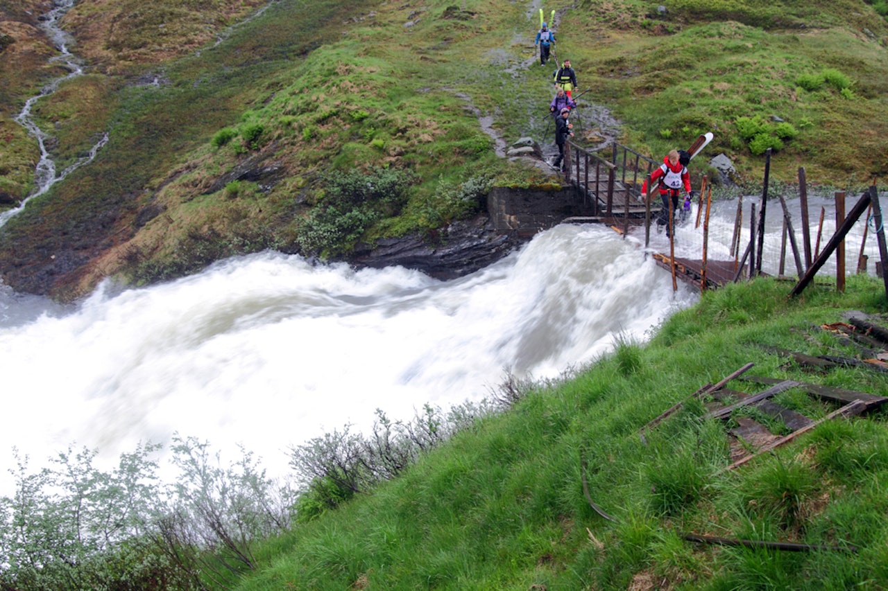 SKUMMELT: Brua over Myrkdalselva var i ferd med å rase sammen på grunn av stigende vannmasser. SKUMMELT: Brua over Myrkdalselva var i ferd med å rase sammen på grunn av stigende vannmasser.