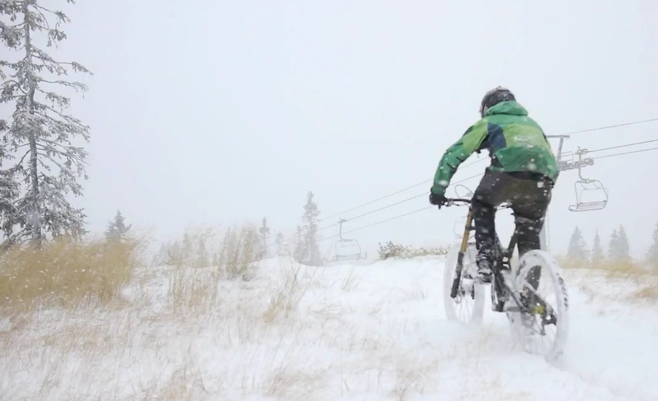 SNØ: Noen drar sykkelseongen litt lenger enn andre. SNØ: Noen drar sykkelseongen litt lenger enn andre.