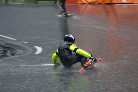 VÅTT: Regnet stoppet ikke longboarderne som hadde første treningsdag på Skjervet idag. Foto: Elin Fjelldal