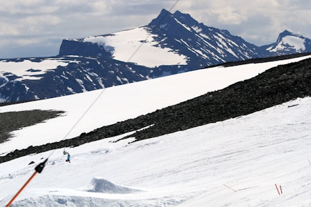 GIRKASSEHAVARI: Heisen på Juvass rakk såvidt å gjenåpne i høst før girkassa havarerte for tredje gang denne sommeren. Bildet ble tatt i juni, da forholdene var strålende og heisen gikk som den skulle. Foto: Tore Meirik GIRKASSEHAVARI: Heisen på Juvass rakk såvidt å gjenåpne i høst før girkassa havarerte for tredje gang denne sommeren. Bildet ble tatt i juni, da forholdene var strålende og heisen gikk som den skulle. Foto: Tore Meirik