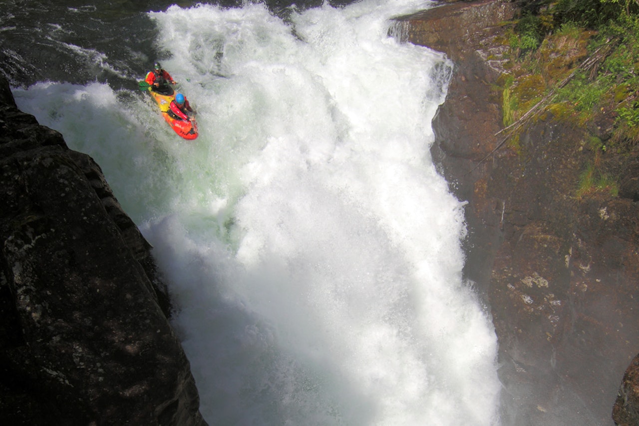 FØRST UT: Julian Stocker og Hugh Graham padlet Moneydrop i tandemkajakk i dag. Foto: Tore Meirik FØRST UT: Julian Stocker og Hugh Graham padlet Moneydrop i tandemkajakk i dag. Foto: Tore Meirik
