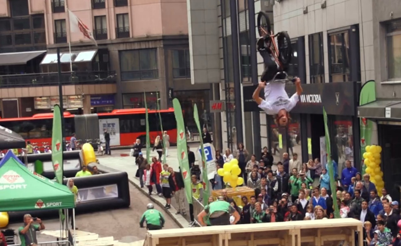 BAKVENDT: Adrian Tell slenger ut en bakvendt salto for Oslo-publikumet. BAKVENDT: Adrian Tell slenger ut en bakvendt salto for Oslo-publikumet.