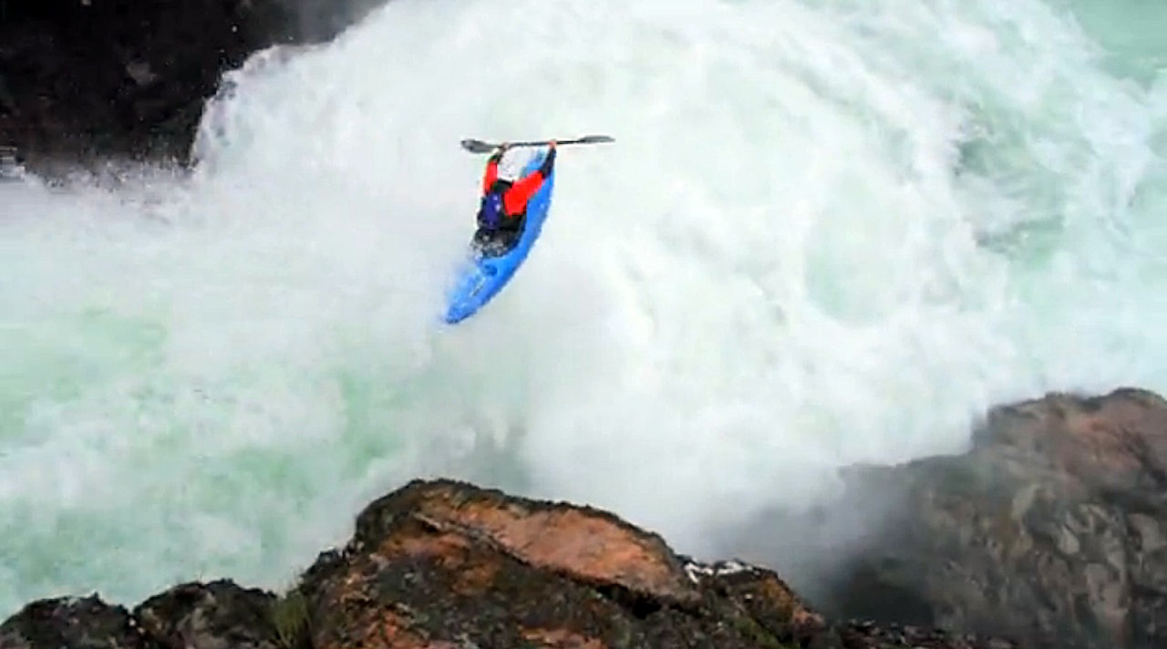 EVAN: Martin Vollen har fått storfine karer foran kamera i neste episode. Her går Evan Garcia for en nesejustering i Jordalselva. EVAN: Martin Vollen har fått storfine karer foran kamera i neste episode. Her går Evan Garcia for en nesejustering i Jordalselva.