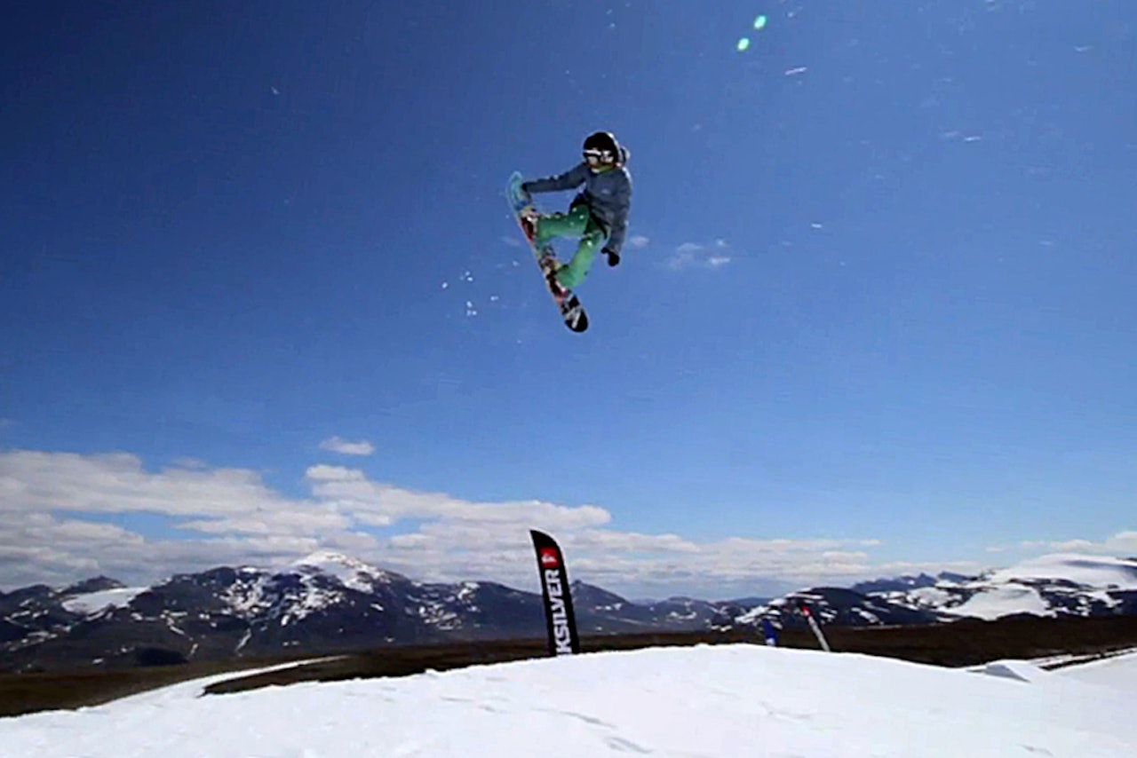 FLINKE JENTER: Sol, snø og flinke snowboard-damer på Juvass. FLINKE JENTER: Sol, snø og flinke snowboard-damer på Juvass.