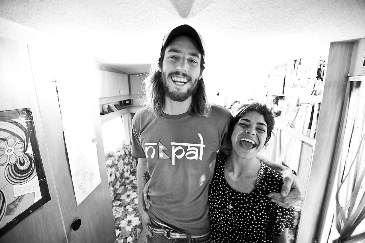 FRIHET PÅ FIRE HJUL: Alex og Marina har fått det fint i den gamle veteranbilen. Foto: Christian Nerdrum FRIHET PÅ FIRE HJUL: Alex og Marina har fått det fint i den gamle veteranbilen. Foto: Christian Nerdrum