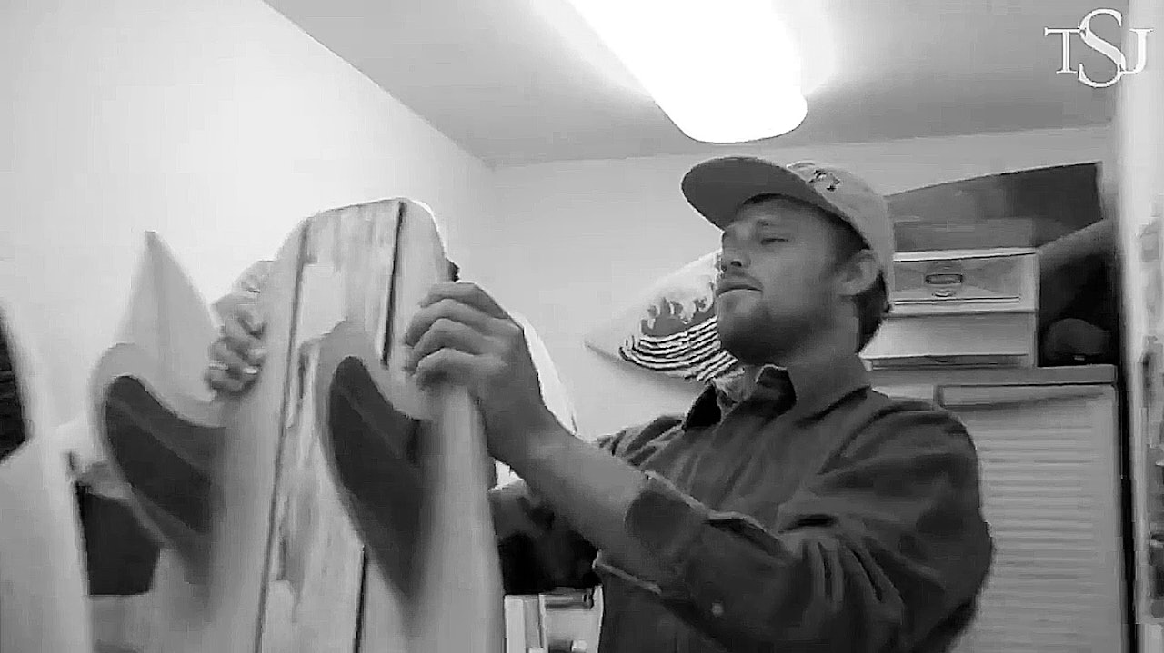 RETROMINNER: Dane lar Dan prøve det første brettet han har laget selv. RETROMINNER: Dane lar Dan prøve det første brettet han har laget selv.