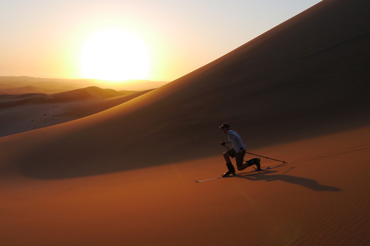SAND KAN DET GÅ: Jørgen Veiby kjører telemark i ørkensand i Namibia.
